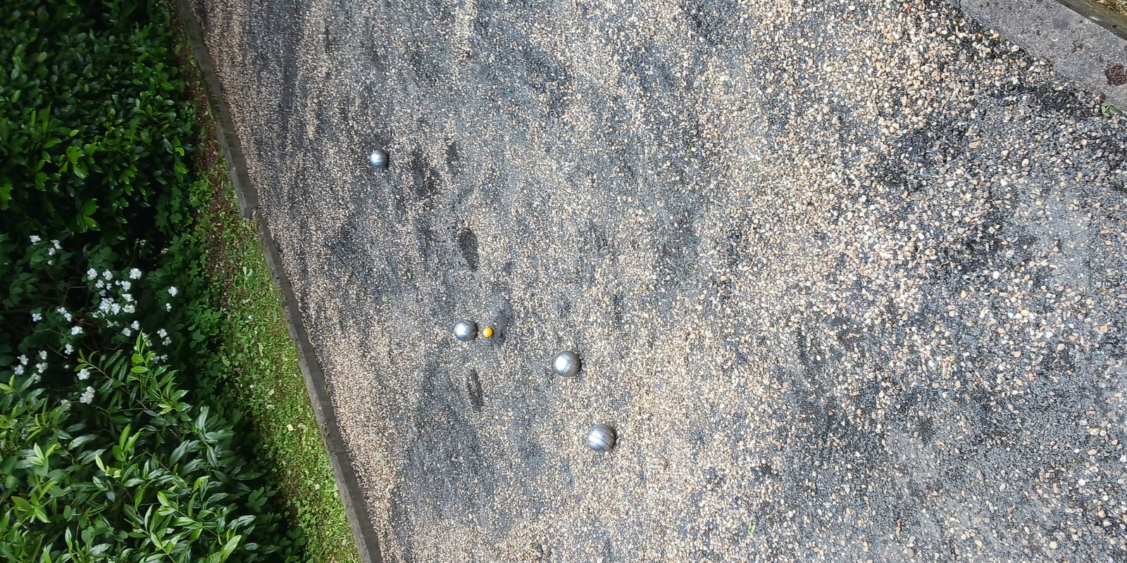 Boulekugeln dicht am Schweinchen auf der Bahn am Spielplatz Michaelshöhe