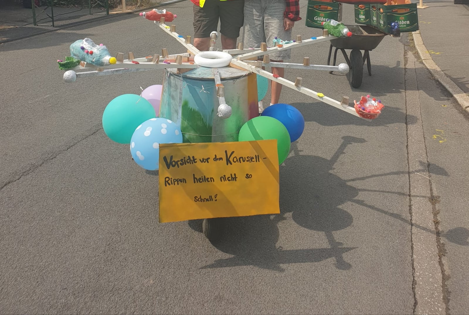 Originell dekorierte Schürreskarre: Vorsicht vor dem Karussell – Rippen heilen nicht so schnell!