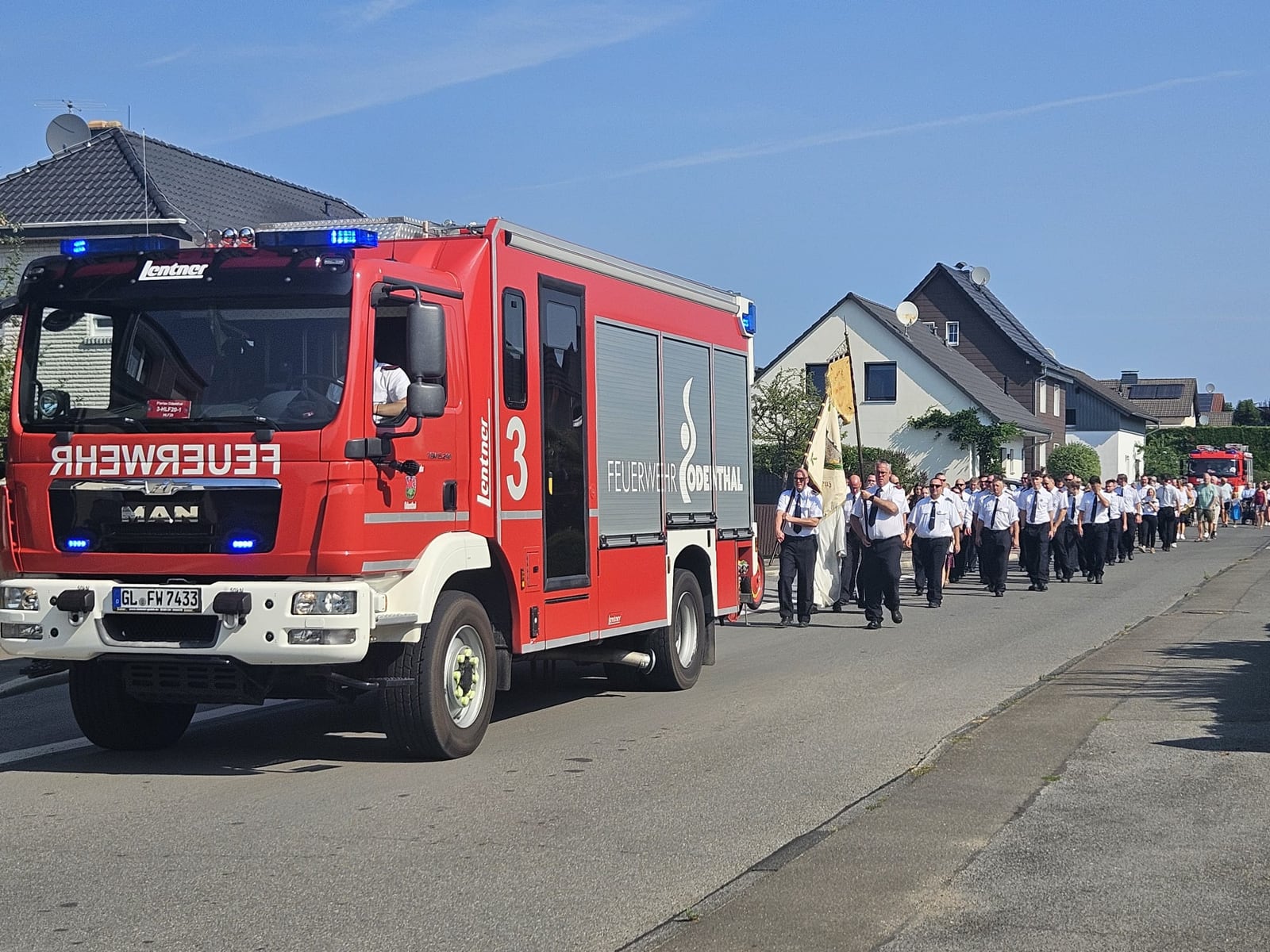 Festlicher Umzug der Einheit Scheuren mit geschmücktem Einsatzfahrzeug