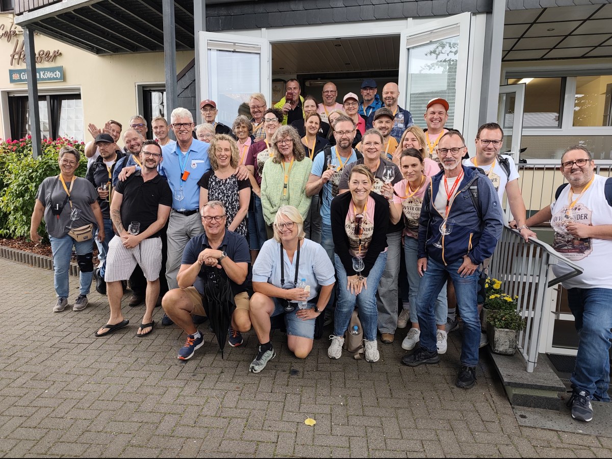 Gruppe der 15. Övver-Ohnder Weinreise vor dem Café-Restaurant Heuser